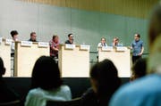 Engagierte Voten am Podium zur Berufswahl in der Mehrzweckhalle Ammannsmatt Sins. (Bild: Stefan Kaiser (7. September 2018))