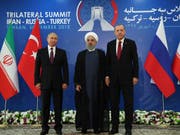 Russlands Staatschef Wladimir Putin, der iranische Präsident Hassan Ruhani und der türkische Präsident Recep Tayyip Erdogan beraten derzeit über die Situation in der syrischen Rebellenhochburg Idlib. (Bild: KEYSTONE/AP Presidency Press Service)