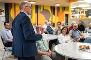 Nicolo Paganini adressiert die Teilnehmerinnen und Teilnehmer des CVP-Sessionshöcks im BWZ. (Bild: PD)