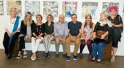 Eine abwechslungsreiche Ausstellung in der Galerie L33: Neun von zwölf Künstler sitzen auf dem Bänkli, das sich unter der Bildergalerie von Ruth Roth, Klingnau, geradezu für eine Aufnahme anbot. (Bild: Heidy Beyeler)