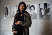 Carmela Odoni vor ihren Ausstellungsbildern – sehr bald kommt weiterer eigener Nachwuchs. (Bild: Philipp Schmidli, Bern, 31. August 2018)
