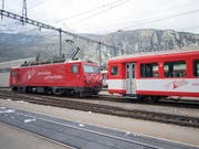 Die Entgleisung eines Regionalzugs der Matterhorn-Gotthard-Bahn bei Fiesch im Oberwallis ist am Samstagabend glimpflich ausgegangen. Verletzt wurde niemand. (Bild: KEYSTONE/URS FLUEELER)