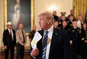 Donald Trump beantwortet Reporterfragen während eines Anlasses im Weissen Haus. ((Bild: Susan Walsh/AP (5. September 2018))