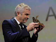 Gewinner von Venedig: der mexikanische Regisseur Alfonso Cuarón mit dem Goldenen Löwen. (Bild: KEYSTONE/AP/KIRSTY WIGGLESWORTH)