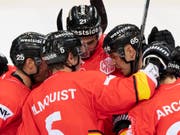 Die Berner Spieler freuen sich über den Einzug in die Achtelfinals (Bild: KEYSTONE/ANTHONY ANEX)