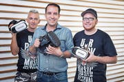 Haben den virtuellen Durchblick: Stephan Brüderlin (Vorstand Urrock), Fabian Koch, Geschäftsführer inter-punkt AG und Jimmy Holmichel (Vorstand Urrock) mit den verschiedenen VR-Brillen. (Bild: PD)