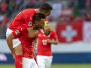 Captain Granit Xhaka jubelt mit Haris Seferovic (9), dem Torschützen zum 4:0 (Bild: KEYSTONE/GEORGIOS KEFALAS)