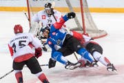 Wie David McIntire (Mitte) im Bild strauchlete der gesamte EVZ im Spiel gegen die Weissrussen. (Bild: Keystone/Urs Flüeler (Zug, 8. September 2018)).