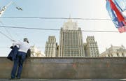Ein Mann telefoniert vor dem russischen Aussendepartement in Moskau. ((Bild: Maxim Shipenkov/EPA (Moskau, 7. September 2018))