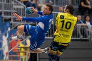 Marcel Lengacher vom HC Kriens-Luzern (links) schliesst einen Angriff mit einem Wurf aufs Tor ab. (Bild: Philipp Schmidli (Kriens, 8. September 2018))