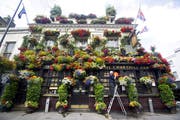 Ein traditionelles Pub an der Kensington Church Road in London (Bild: Ben Cawthra (26. Juli 2013)