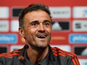 Spaniens neuer Nationaltrainer Luis Enrique hat nach dem Sieg in England gut lachen (Bild: KEYSTONE/EPA/WILL OLIVER)