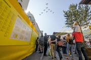 Nicht nur der Uristier fliegt und überrascht. Überflug der Fliegerstaffel PC-7, der Kunstflugstaffel der Schweizer Armee. (Bild: Marc Püntener, Altdorf, 8. September 2018)