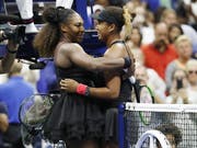 Serena Williams (links) gratuliert Naomi Osaka zum ersten Grand-Slam-Titel (Bild: KEYSTONE/EPA/JOHN G. MABANGLO)