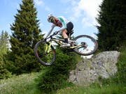 Nino Schurter demonstriert sein Können im Training (Bild: KEYSTONE/GIAN EHRENZELLER)