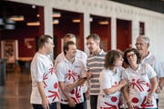 Simon Ammann zusammen mit Mitgliedern der Schweizer Special-Olympics-Delegation. (Bild: Nadia Schärli (Luzern, 8. September 2018))