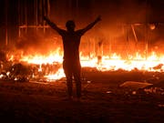 Brennende Häuser in der südostirakischen Metropole Basra. (Bild: KEYSTONE/AP/NABIL AL-JURANI)