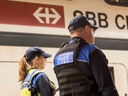 Die Transportpolizei der SBB zieht sich aus den Extrazügen zurück, mit denen Fussballfans transportiert werden. Um Geld zu sparen, überlassen die SBB diese Aufgabe zusehends den Fanbetreuern der Clubs. (Bild: KEYSTONE/CHRISTIAN BEUTLER)