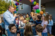 Schulleiter Daniel Schwarzentruber übergibt den symbolischen Schlüssel an die Kindergärtler. (Bild: Philipp Schmidli (Udligenswil, 7. September 2018))