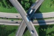 Das Uvek muss nun prüfen, welche Vor- und Nachteile eine Auslagerung von Bau und Betrieb der Autobahnen hätten. Blick auf das Autobahnkreuz Ecublens-Crissier, A1, Waadt. ((Bild: Laurent Gilliéron/Keystone (17. Mai 2018))