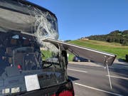 Der Bus kam sicher zum Stillstand. (Bild: Geri Holdener, Bote der Urschweiz)