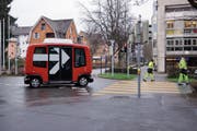 Seit der Testfahrt wurde der selbstfahrende Bus nicht mehr gesehen. (Bild: Christopher Gilb (Zug, 26. März 2018))