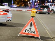 Ein Betrunkener hat in der Nacht auf Samstag in Nyon mit einer Schrotflinte aus einem Haus geschossen. Verletzt wurde niemand. (Bild: KEYSTONE/CHRISTIAN BRUN)