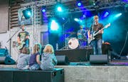 Lässing, die Band aus Deutschland, legt sich ins Zeug. Den kleinen Zuhörern gefällt's.