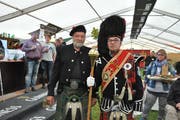 Peter Tanner (links) und der Drum Major der First Leiblach Valley Drums beim gemeinsamen VIP-Apéro. (Bild: Sabine Schmid)