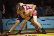 Der Willisauer Marco Heiniger (rechts) und der Hergiswiler Joel Ambühl liefern sich einen packenden 97-kg-Kampf: Der Napfringer Ambühl gewinnt diese Begegnung schliesslich mit 12:7 Punkten. (Bild: Dominik Wunderli (Willisau, 8. September 2018)