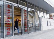 Die Tage der Raiffeisen-Bank in Oberägeri sind gezählt. (Bild: Werner Schelbert (22. März 2018))