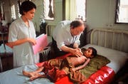 Beat Richner im Jahr 2001 in Siem Reap. (KEYSTONE/Gary Kieffer)