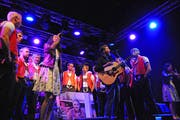 Stimme in Stimme: Die Ennetbüeler Jodler und die Irish-Folk-Band Pigeons on the Gate sorgten für einen erfrischenden Mix. (Bild: Michael Hug)
