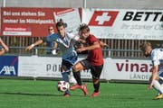 Der Buochser Mittelfeldspieler Joel Sousa Miranda (links) im Laufduell mit dem Goldauer Aussenverteidiger Defrim Zeka. (Bild: Dominik Wunderli (Buochs, 8. September 2018)