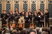 Neue und alte Psalmen sang der Konzertchor St. Gallen, hier mit Solistin Ursina Leuenberger. (Bild: Urs Bucher)