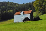 Durch die Spiegel wird die Fassade zum Abbild der Landschaft oder des Himmels, zeigt Künstlerin Sonja Rüegg aus Ebnat-Kappel. (Bild: Michael Hug)