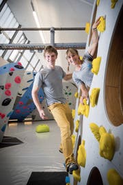 Jonas Fiedler und Initiantin Lena Stürm in der neuen Boulderhalle im Lerchenfeld. (Bild: Ralph Ribi)