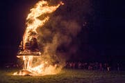 Am Freitagabend ging die riesige Figur Burnina in Flammen auf. (Bild: Reto Martin)
