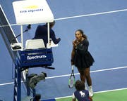 Serena Williams diskutiert während des Finalspiels mit dem Schiedsrichter. (Bild: Greg Allen/Invision/AP (New York, 8. September 2018))