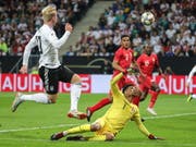 Julian Brandt lupft den Ball über Perus Goalie Pedro Gallese zum 1:1 (Bild: KEYSTONE/EPA/ARMANDO BABANI)