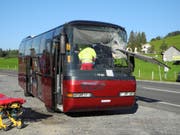 Ein Reisecar ist am Samstag mit einer Seitenklappe kollidiert, welche sich bei einem entgegenkommenden Marktanhänger geöffnet hatte. Acht Personen wurden verletzt. (Bild: Kantonspolizei Schwyz)