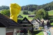 Das Künstlerduo Müller Tauscher setzt das Kunstwerk «Kraftort» auf die Trafostation. (Bild: Michael Hug (Krinau, 8.9.2018))