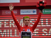 Simon Yates wird die letzte Woche der Spanien-Rundfahrt im roten Leadertrikot in Angriff nehmen (Bild: KEYSTONE/AP/ALVARO BARRIENTOS)