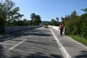 Unfallaufnahme auf der Maillartbrücke zwischen Zuzwil und Henau: Ein E-Bike-Fahrer ist am Samstag gestürzt beim Versuch, auf den erhöhten Fahrweg zurückzugelangen. (Bild: Kapo)