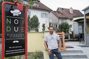 Vincenzo Spina hat gemeinsam mit seinem Geschäftspartner Massimo de Fino die Pizzeria «Noi Due» in Abtwil eröffnet. (Bild: Fabian Egger)