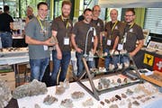 Vorstandsmitglieder der Urner Mineralienfreunde besuchen den Stand ihres Präsidenten. Im Bild von links: Präsident Emanuel Regli, Yves Raemy, Patrik Denier, Heinz Zumstein, Stefan Püntener und Markus Mattli. (Bild: Georg Epp)