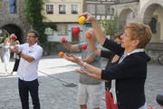 Die Gruppe an Jonglierfreudigen vor dem Volkshochschule-Stand wuchs ständig an und unterhielt sich und die Passanten durch ihr spielerisches Tun aufs Allerbeste. (Bild: Christof Lampart)