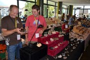 Der neue Börsenleiter Stefan Püntener (links) im Gespräch mit Elio Müller. (Bild: Georg Epp, Altdorf, 8. September 2018)