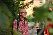 Laurenz Winkler führt die Teilnehmer des Stadtrundganges durchs Weiherareal. (Bild: Markus Schoch)
