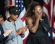 Naomi Osaka und Serena Williams (von links) an der Siegerehrung des US Open. (Bild: EPA/DANIEL MURPHY)